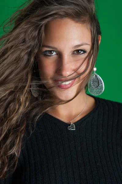 Primer Plano Retrato Joven Hermosa Mujer Fondo Verde — Foto de Stock