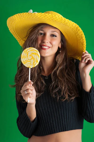 Retrato Joven Hermosa Mujer Con Piruleta Sombrero Amarillo Sobre Fondo — Foto de Stock