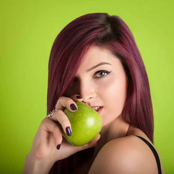 Portrait Femme Rousse Avec Pomme Sur Fond Vert Coloré — Photo