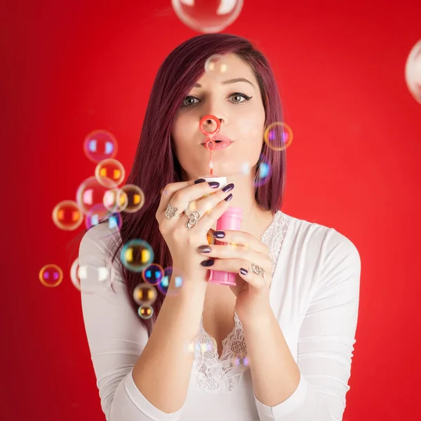 Schönes Frauenporträt Mit Seifenblase Vor Buntem Roten Hintergrund — Stockfoto