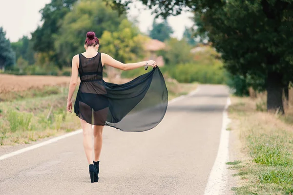 Jeune Belle Femme Portrait Marchant Sur Route Campagne Image Filtrée — Photo