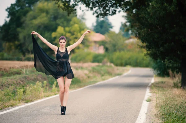 Jeune Belle Femme Portrait Marchant Sur Route Campagne Image Filtrée — Photo