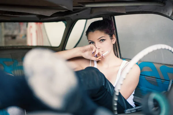 Terk Edilmiş Arabada Sigara Şehvetli Kadın — Stok fotoğraf