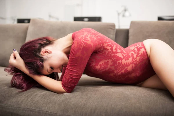 Sensuell Rödhårig Kvinna Poserar Soffan Med Röda Underkläder — Stockfoto