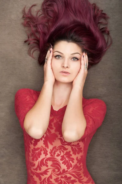 Smyslné Zrzavé Ženy Pózové Pohovce Červeným Prádlem — Stock fotografie