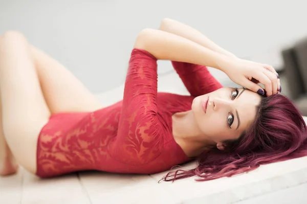Sensuele Redhead Vrouw Poseren Tafel Met Rode Lingerie — Stockfoto