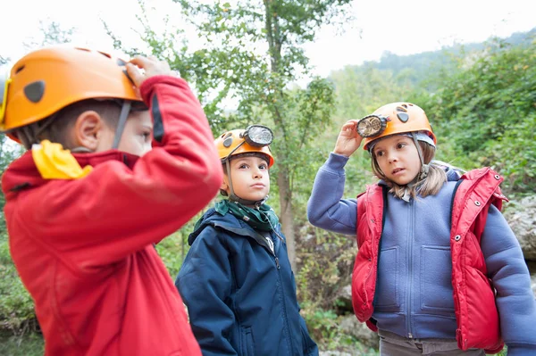 Groupe Jeunes Enfants Portant Casque Pour Exploration Des Grottes — Photo