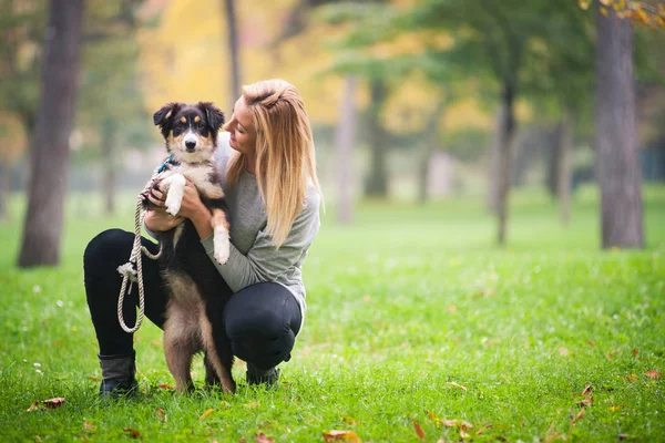 Ung Kvinna Leker Med Australian Shepherd Hund Utomhus Parken — Stockfoto