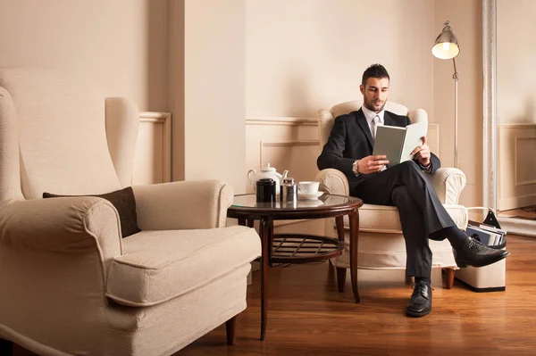 Jovem Empresário Relaxante Lendo Livro Sentar Poltrona — Fotografia de Stock