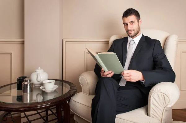 Junger Geschäftsmann Entspannt Beim Lesen Eines Buches Sessel Sitzen — Stockfoto