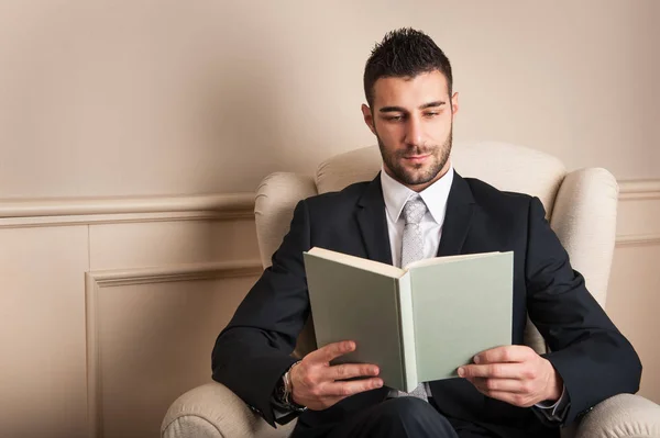 Junger Geschäftsmann Entspannt Beim Lesen Eines Buches Sessel Sitzen — Stockfoto