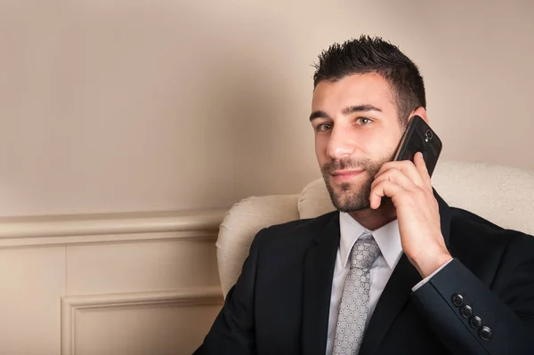 Jonge Zakenman Praat Mobiele Telefoon Zitten Fauteuil — Stockfoto