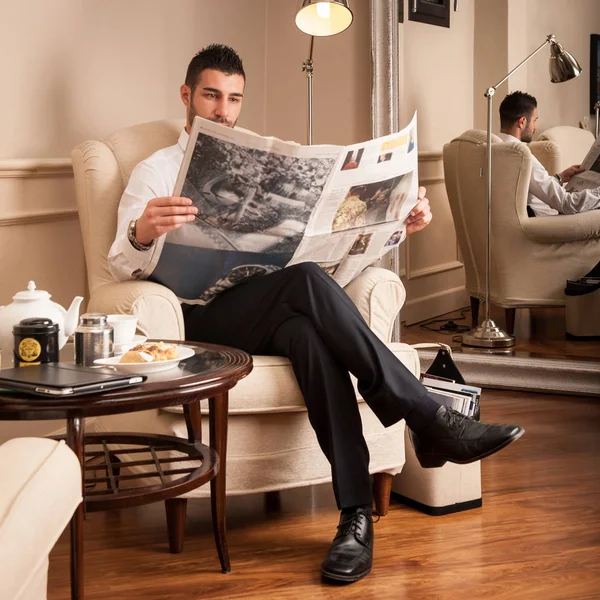 Genç Rahat Adamı Gazete Okuyor Koltuğa Oturuyor — Stok fotoğraf