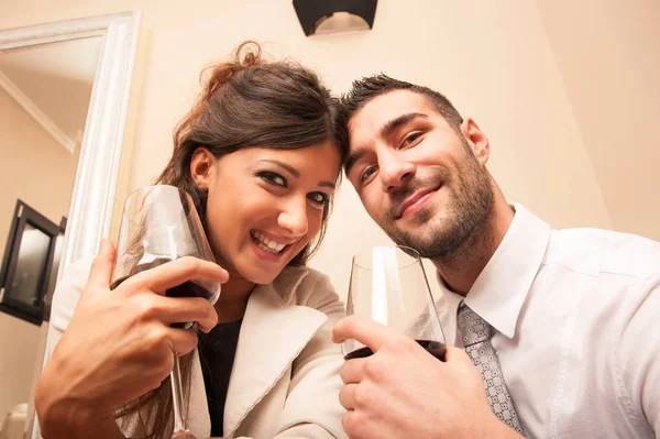 Gelukkige Jonge Paar Drinken Van Wijn — Stockfoto