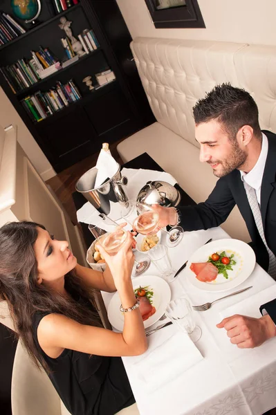 Attraktive Elegante Junge Paare Beim Abendessen Restaurant — Stockfoto