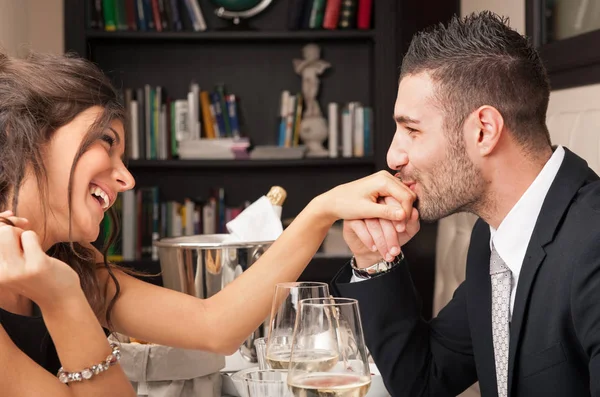 レストランでロマンチックなディナーを持つ魅力的なエレガントな若いカップル — ストック写真