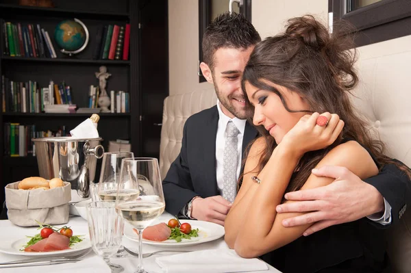 Atractiva Pareja Joven Elegante Cenando Restaurante — Foto de Stock