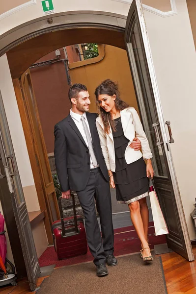 Jovens Felizes Casal Elegante Entrando Hotel — Fotografia de Stock