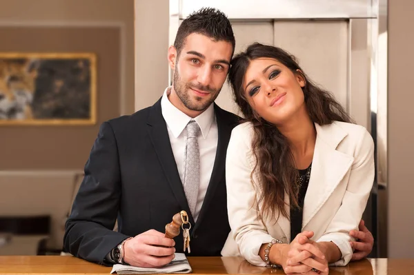 Young Elegant Couple Hotel Reception Key Room — Stockfoto