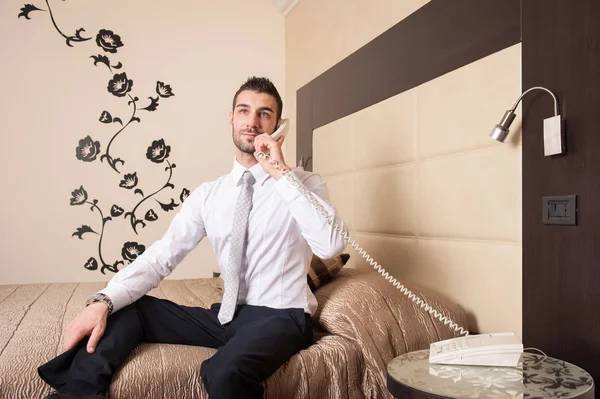 Joven Hombre Negocios Hablando Por Teléfono Habitación Hotel — Foto de Stock