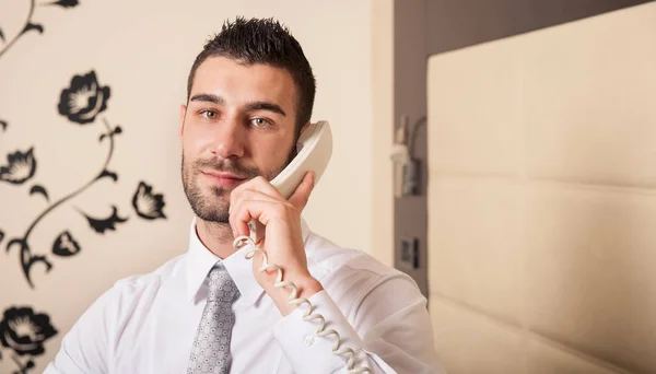 Fiatal Üzletember Beszél Telefonon Hotelszobában — Stock Fotó