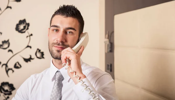 Joven Hombre Negocios Hablando Por Teléfono Habitación Hotel —  Fotos de Stock