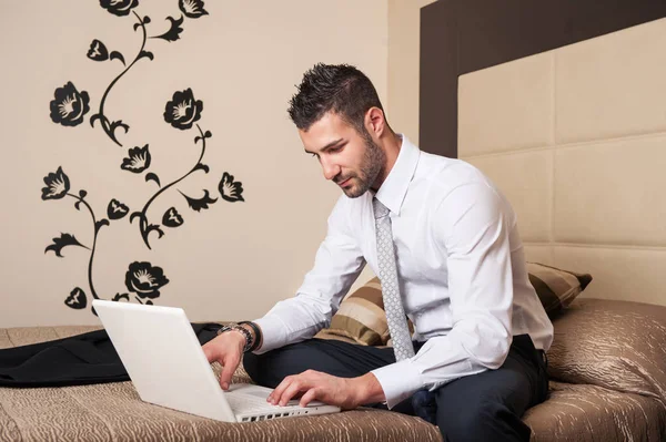 Jonge Zakenman Werkt Met Computer Hotelkamer — Stockfoto