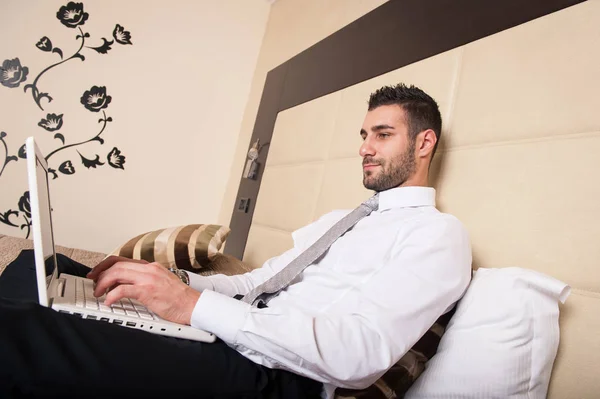 Joven Hombre Negocios Trabajando Con Computadora Sentarse Cama Habitación Hotel — Foto de Stock