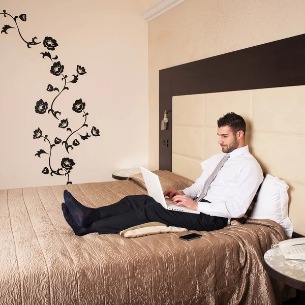 Joven Hombre Negocios Trabajando Con Ordenador Habitación Hotel — Foto de Stock