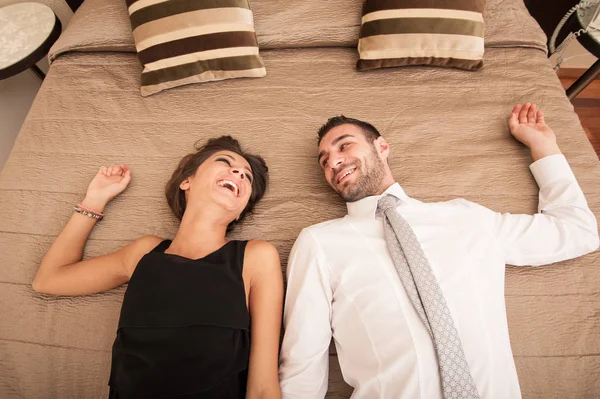 Lyckligt Ungt Par Koppla Hotellrummet — Stockfoto
