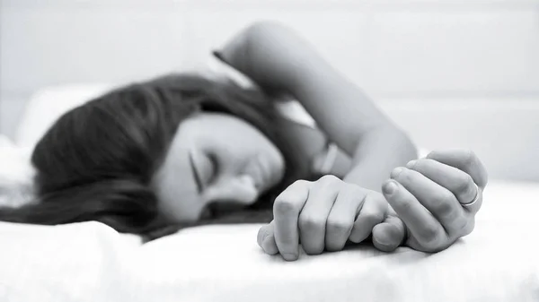感性年轻女子的肖像 而睡在酒店房间的床上 黑白图像模拟胶片效果 — 图库照片