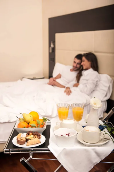 Jovem Casal Feliz Tomando Café Manhã Quarto Hotel Luxo — Fotografia de Stock