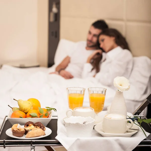 Jovem Casal Feliz Tomando Café Manhã Quarto Hotel Luxo — Fotografia de Stock