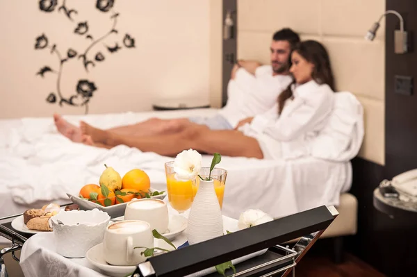 Young Couple Breakfast Luxury Hotel Room Focus Tray — Stock Photo, Image