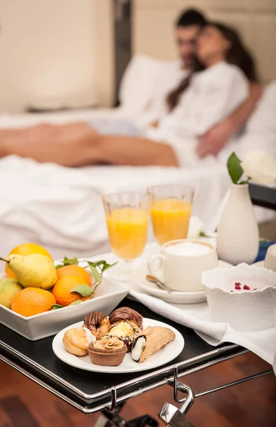 Joven Pareja Feliz Desayunando Habitación Hotel Lujo — Foto de Stock