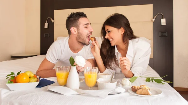 Mladý Šťastný Pár Snídaní Luxusním Hotelovém Pokoji — Stock fotografie