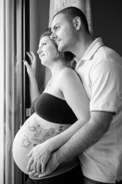 Man Hugging His Pregnant Woman Black White Image — Stock Photo, Image