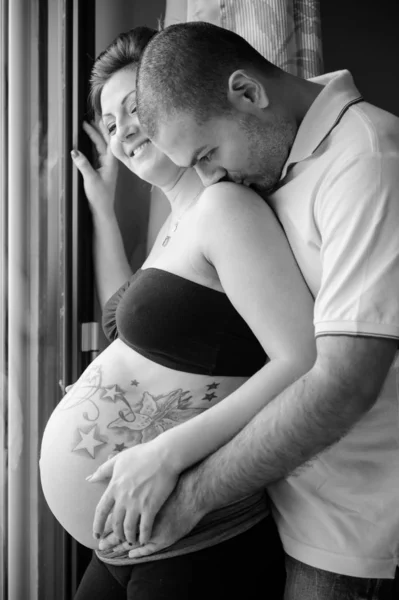 Hombre Abrazando Mujer Embarazada Imagen Blanco Negro — Foto de Stock