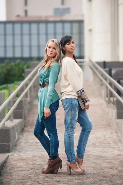 Duas Meninas Retrato Livre Com Parque Verde Como Fundo Corpo — Fotografia de Stock