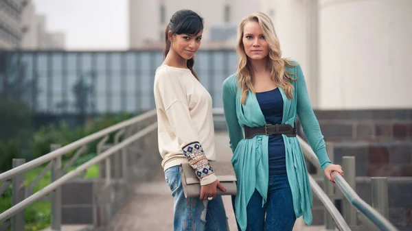 Deux Filles Portrait Plein Air Avec Bâtiment Moderne Comme Arrière — Photo