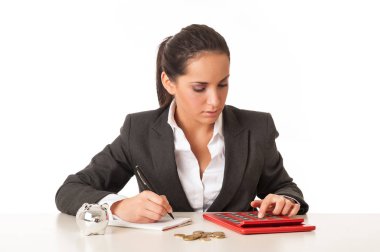 Genç iş kadını tasarrufları hesaplıyor.