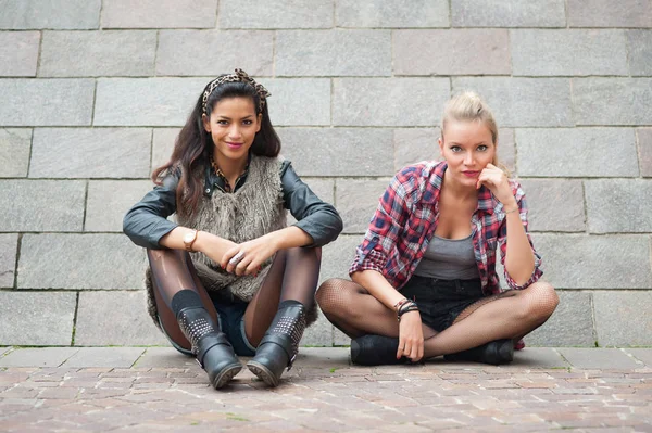 Portrait Jeunes Femmes Assis Extérieur Avec Bâtiment Moderne Comme Arrière — Photo