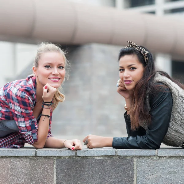 Due Ragazze Ritratto All Aperto Con Edificio Moderno Come Sfondo — Foto Stock