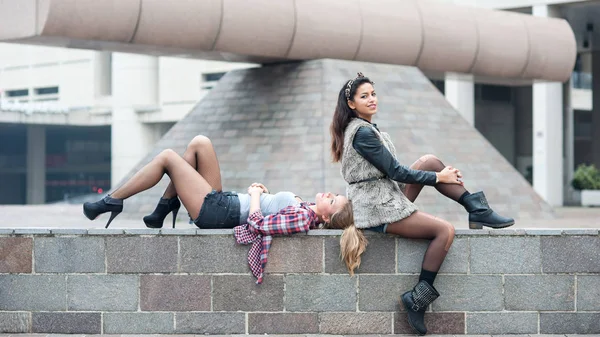 Két Lány Portré Szabadban Modern Épület Mint Háttér — Stock Fotó
