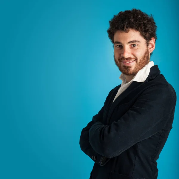 Retrato de jovem feliz contra fundo azul com cópia sp — Fotografia de Stock