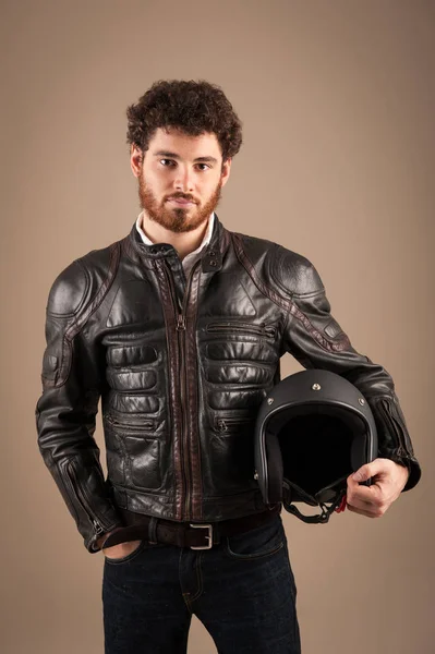 Уверенный молодой человек портрет в кожаной куртке и шлеме agai — стоковое фото