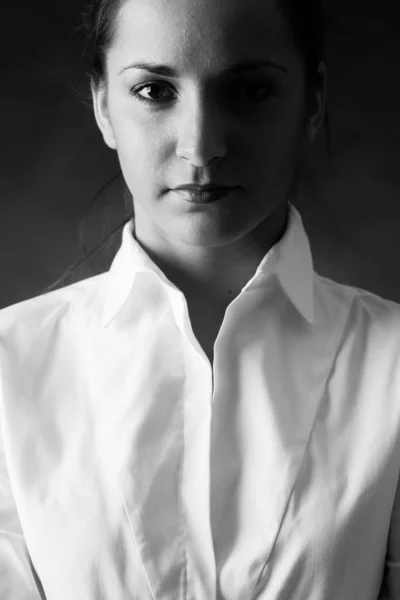 Portret kobiety biznesu. Czarno-biały obraz. — Zdjęcie stockowe
