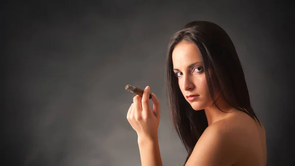 Retrato de una mujer fumando cigarro. Estudio foto de moda en ba oscuro —  Fotos de Stock