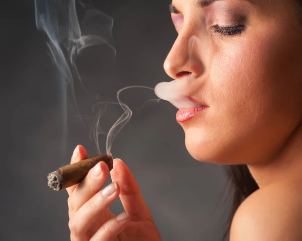 Portrait of woman smoking cigar. Studio fashion photo on dark ba — Stock Photo, Image