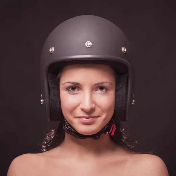 Glimlachend Brunette Vrouw Dragen Helm Portret Tegen Donkere Achtergrond — Stockfoto